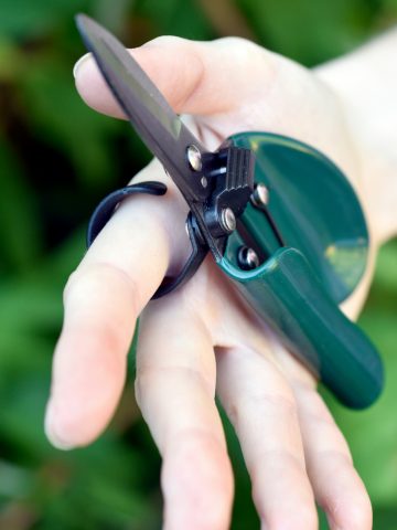 Ergo Deadheader held by finger loop