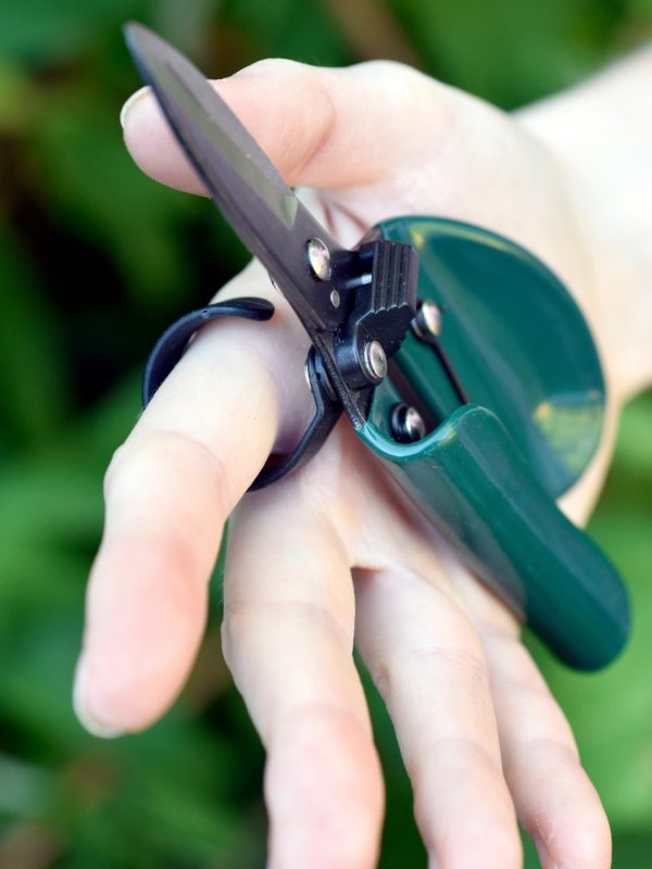 Ergo Deadheader held by finger loop