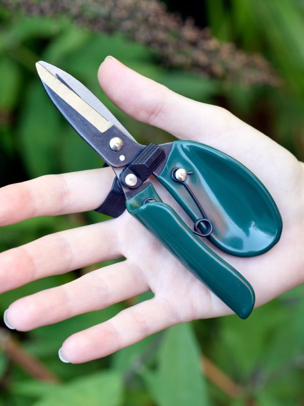 Ergo Deadheader held by finger loop in palm of hand